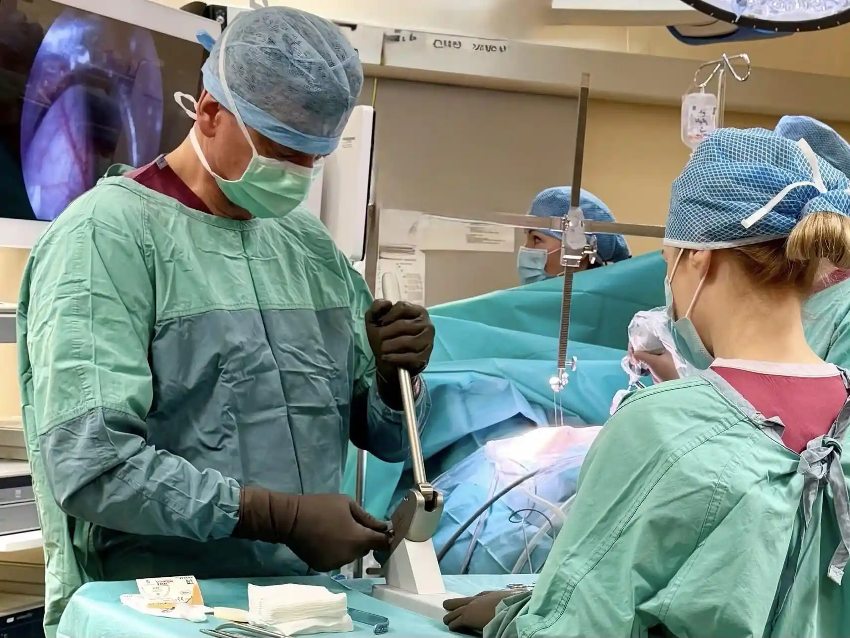 Dr. hab. n. med. Sławomir Zacha - podczas operacji